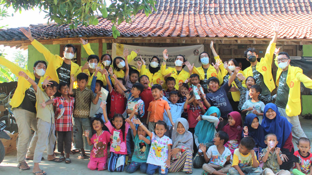 Foto bersama setelah kegiatan mengajar bahasa Inggris di Dusun Soka. Foto: Dok. HGTV UI 2021