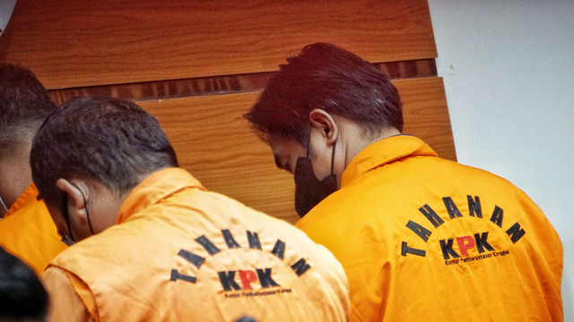 Bupati Penajam Paser Utara (PPU), Kalimantan Timur (Kaltim) Abdul Gafur Mas'ud (kanan) dihadirkan saat konpers di KPK, Kamis (13/1/2022). Foto: Jamal Ramadhan/kumparan