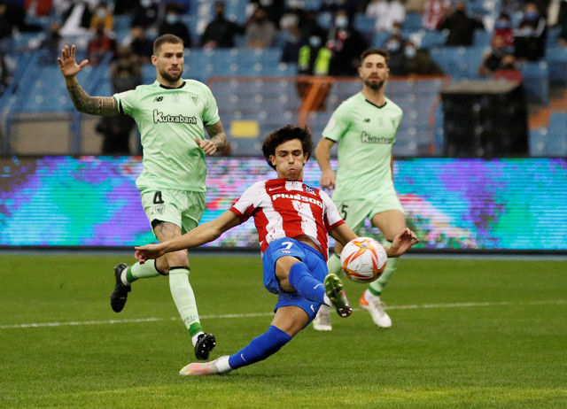Pemain Atletico Madrid Joao Felix saat menembak ke gawang Athletic Bilbao di Stadion Internasional King Fahd, Riyadh, Arab Saudi. Foto: Albert Gea/Reuters