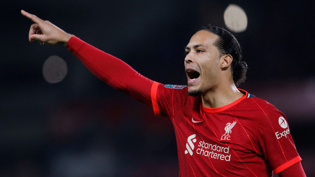 Pemain Liverpool Virgil van Dijk saat pertandingan melawan Arsenal di Anfield, Liverpool, Inggris. Foto: Craig Brough/Reuters