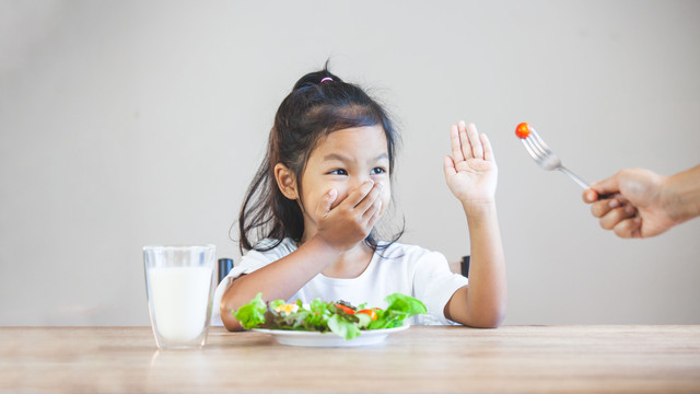 Anak yang tidak mau makan membuat berat badannya turun. Foto: A3pfamily/shutterstock
