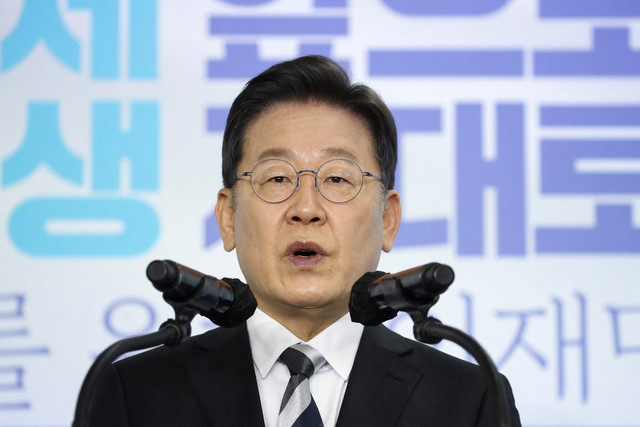 Calon presiden dari Partai Demokrat, Lee Jae-myung berbicara selama konferensi pers . Foto: Chung Sung-Jun/Pool via REUTERS