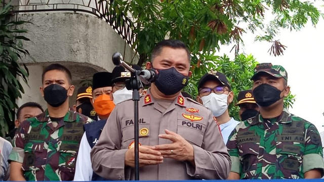 Kapolda Metro Jaya Irjen Pol Fadil Imran tinjau langsung lockdown RW 02 Krukut, Jakarta Barat, Kamis (14/1). Foto: Dok. Istimewa