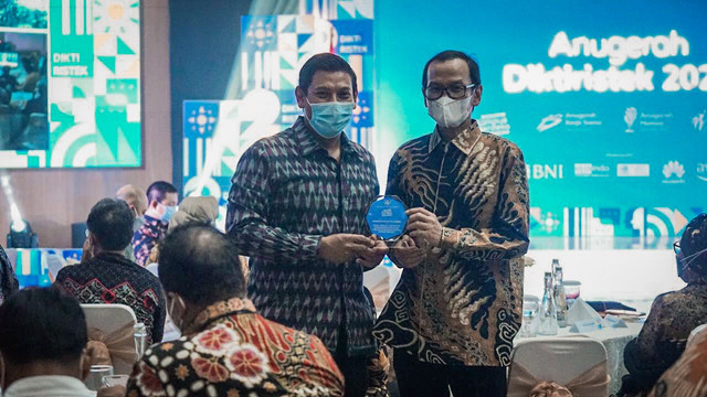 Wali Kota Kediri, Abdullah Abu Bakar, mendapatkan penghargaan Anugerah Kampus Merdeka dari Kemendibudristek, Kamis (13/1) di Ruang Auditorium Gedung D Komplek Kemdikbudristek. (dok)