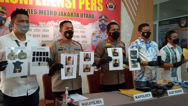 Kapolres Metro Jakarta Utara Kombes Wibowo (tengah) saat konferensi pers kasus pengeroyokan kepada anggota polisi, Jumat (14/1). Foto: Dok. Istimewa