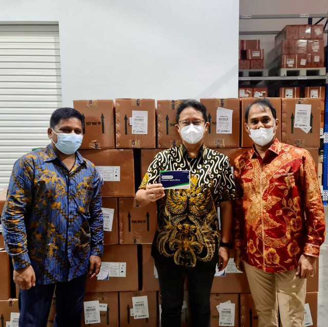 Menkes Budi Gunadi Sadikin (tengah) tinjau kesiapan molnupiravir untuk obat COVID. Foto: Dok. Kemenkes