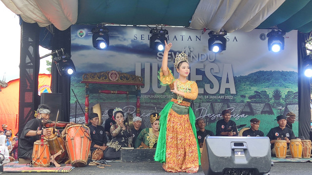 Tari Jaipong di Kasepuhan Ciptagelar. Foto: Jonathan Devin/kumparan