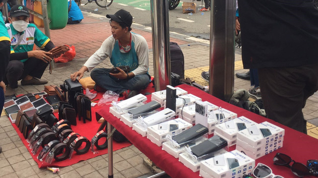Pedagang-pedagang dadakan dalam aksi demo buruh di DPR, Jumat (14/1). Foto: Muhammad Darisman/kumparan