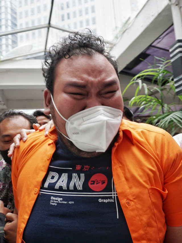 Komika Fico Fahriza menangis saat dihadirkan di konferensi pers di Gedung Direktorat Reserse Narkoba Polda Metro Jaya. Foto: Jamal Ramadhan/kumparan