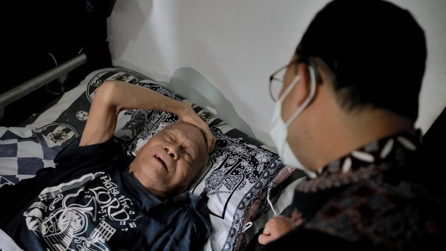 Gubernur DKI Jakarta Anies Baswedan menjenguk Remy Sylado. Foto: Dok. Istimewa