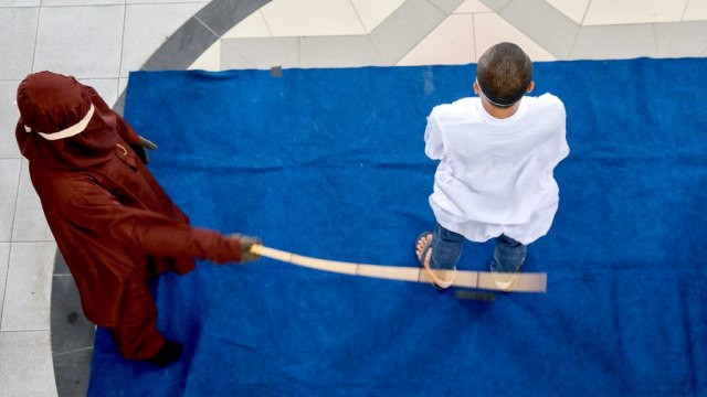 Ilustrasi pelaksanaan hukuman cambuk bagi pelanggar syariat Islam di Aceh, Kamis (28/1/2021). Foto: Suparta/acehkini