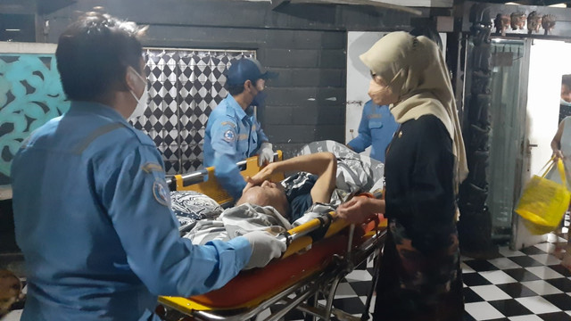 Remy Sylado dijemput tim AGD DKI Jakarta. Foto: Dok. Istimewa