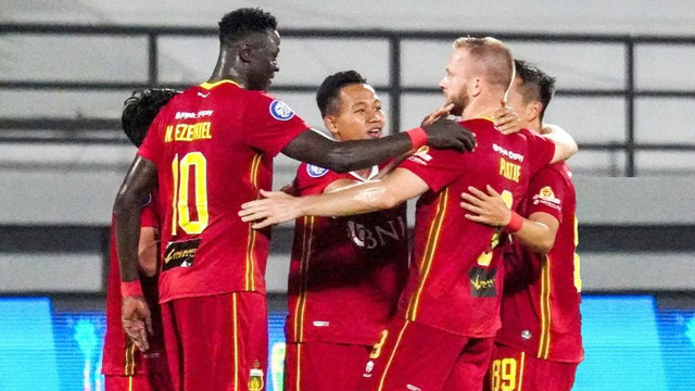 Selebrasi pemain Bhayangkara FC usai mencetak gol ke gawang Madura United pada pertandingan Liga 1. Foto: Instagram/@bhayangkarafc