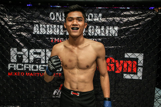 Aziz Calim berpose di atas Circle jelang laga. Foto: ONE Championship