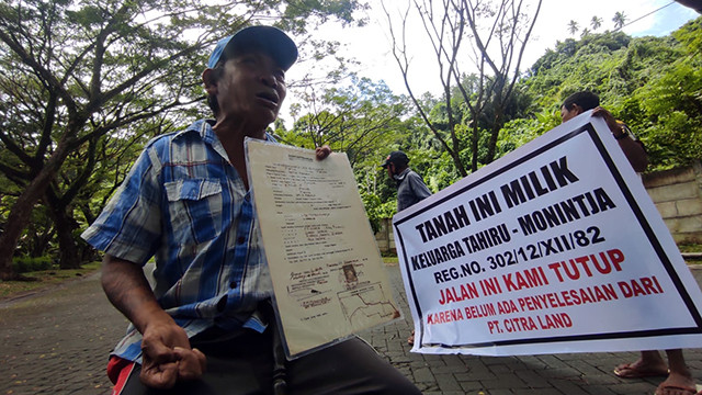 Marthen Tahiru, dalam kondisi sakit stroke ikut turun melakukan aksi demo di perumahan Citraland