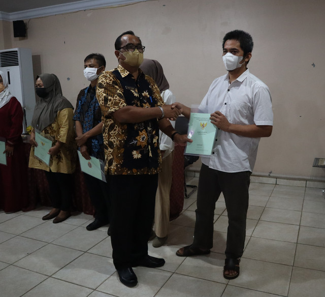 Penyerahan secara simbolis sertifikat tanah untuk 30 UMKM di Beltim.