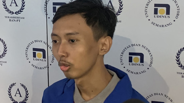 Mahasiswa Indonesia Sultan Gustaf Al Ghozali, yang menjadi sensasi internet setelah mengubah ratusan selfie-nya menjadi token non fungible (NFT) dengan koleksinya diperdagangkan dengan total transaksi lebih dari 1 juta USD. Foto: Daffa Ramya Kanzuddin / AFP