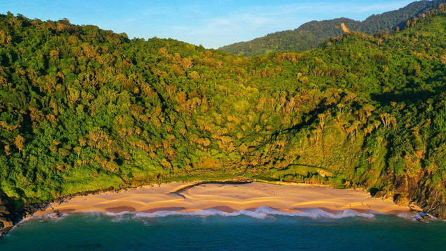 Pantai Pasie Weung di Pulo Breueh, Kecamatan Pulo Aceh, wilayah terluar Indonesia. Foto: Ahmad Ariska/acehkini