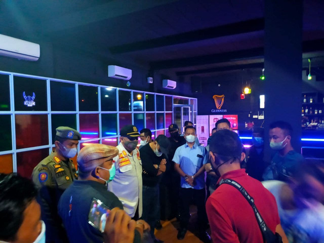 Petugas DPM-PTSP Batam melakukan sidak ke lokasi THM Orion di kawasan Sagulung. (Foto: ist/Batamnews)