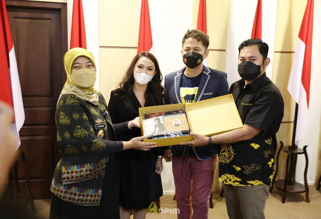 Tim Nagaswara bersama Delon Idol dan Ingga usai audiensi dengan Wagub Nunik untuk lakukan syuting video klip di Provinsi Lampung, Jumat (14/1) | Foto : Adpim Pemprov Lampung