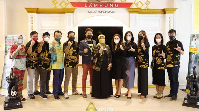 Wagub Nunik bersama tim Nagaswara usai audiensi, Jumat (14/1) | Foto : Adpim Pemprov Lampung