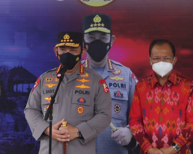 Kapolri Jenderal Listyo Sigit Prabowo bersama Gubernur Bali Waya Koster saat berada di Pelabuhan Benoa - IST