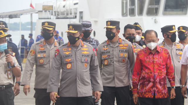 Kapolri Jenderal Listyo Sigit Prabowo mengecek pintu masuk bagi wistawan dan pelaku Perjalana Luar Negeri di pelabuhan Benoa pada Sabtu (15/1/2022) - IST