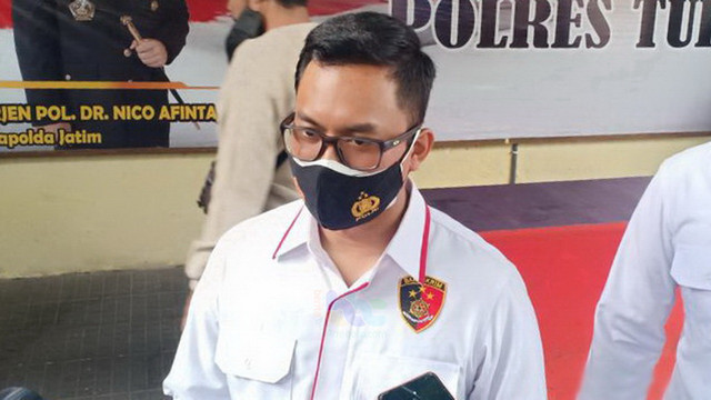 Kasat Reskrim Polres Tuban, AKP M Adhi Makayasa, dalam sebuah wawancara di Mapolres Lamongan. (foto: ayu/beritabojonegoro)