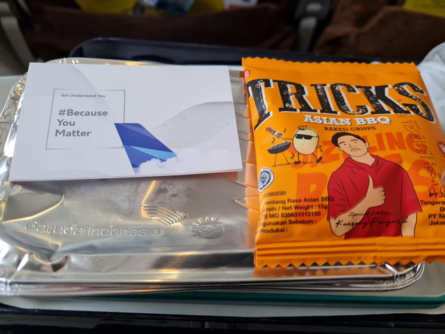 Paket makanan di pesawat Garuda ada snack Tricks bergambar wajah Kaesang Pangarep. Foto: Dok. Istimewa
