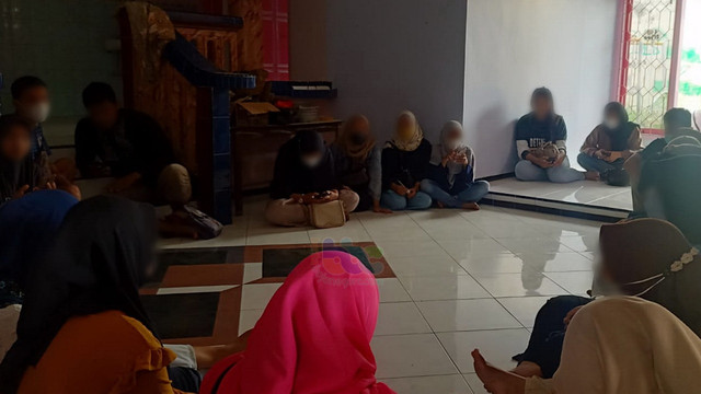 Sejumlah member investasi bodong asal Kabupaten Tuban, saat menggelar pertemuan di rumah salah satu member di Kota Tuban. Jumat (14/01/20221) (foto: ayu/beritabojonegoro)