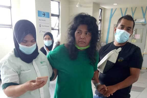 Syarifah Mazidah (tengah) saat dibawa keluar rumah sakit oleh warga Aceh di Malaysia. Dok. Nova