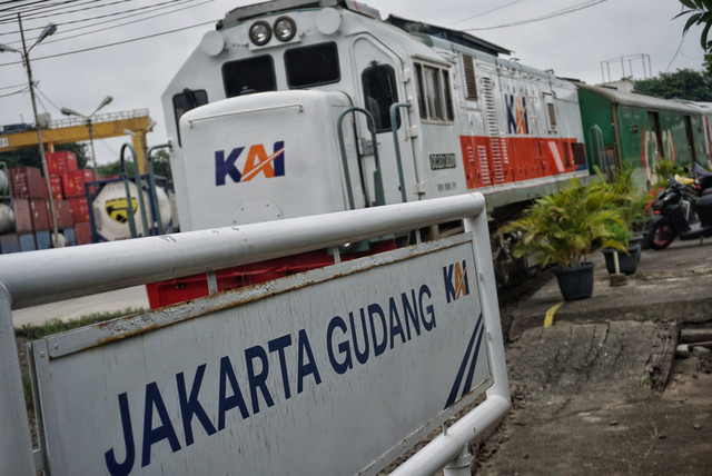 Kereta api di Stasiun Jakarta Gudang, Jakarta Utara, Sabtu (15/1).  Foto: Jamal Ramadhan/kumparan