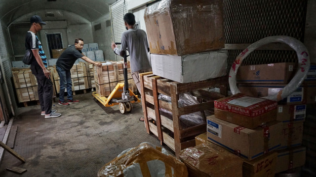 Pekerja menata boks berisi kiriman barang ke dalam gerbong kereta api di Stasiun Jakarta Gudang, Jakarta Utara, Sabtu (15/1). Foto: Jamal Ramadhan/kumparan