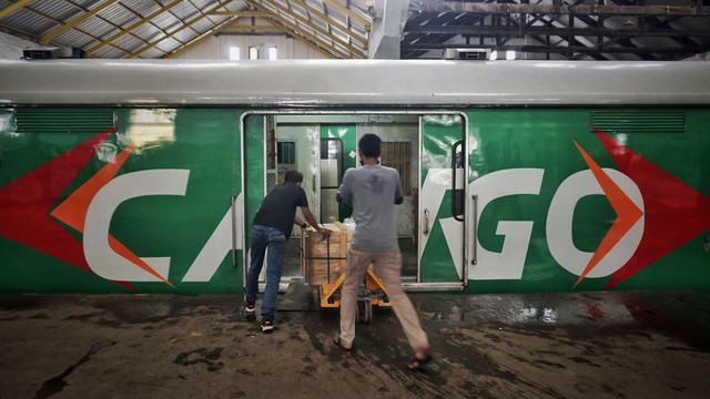 Pekerja menata boks berisi kiriman barang ke dalam gerbong kereta api di Stasiun Jakarta Gudang, Jakarta Utara, Sabtu (15/1). Foto: Jamal Ramadhan/kumparan