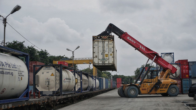 Alat berat reach stacker untuk menata peti kemas ke atas gerbong kereta api di Stasiun Jakarta Gudang, Jakarta Utara, Sabtu (15/1).  Foto: Jamal Ramadhan/kumparan