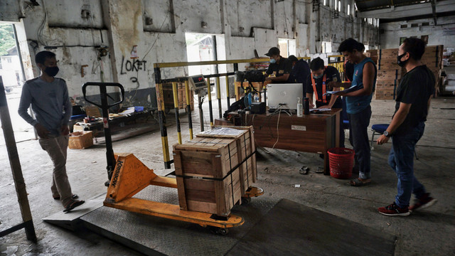 Pekerja menata boks berisi kiriman barang ke dalam gerbong kereta api di Stasiun Jakarta Gudang, Jakarta Utara, Sabtu (15/1). Foto: Jamal Ramadhan/kumparan