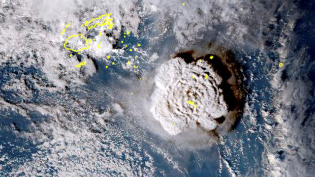 Foto satelit Himawari-8, satelit cuaca Jepang, menunjukkan letusan gunung berapi bawah laut di negara Pasifik Tonga. Foto: Japan Meteorology Agency/ via AP