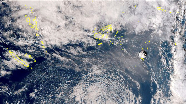 Foto satelit Himawari-8, satelit cuaca Jepang, menunjukkan letusan gunung berapi bawah laut di negara Pasifik Tonga. Foto: Japan Meteorology Agency/ via AP