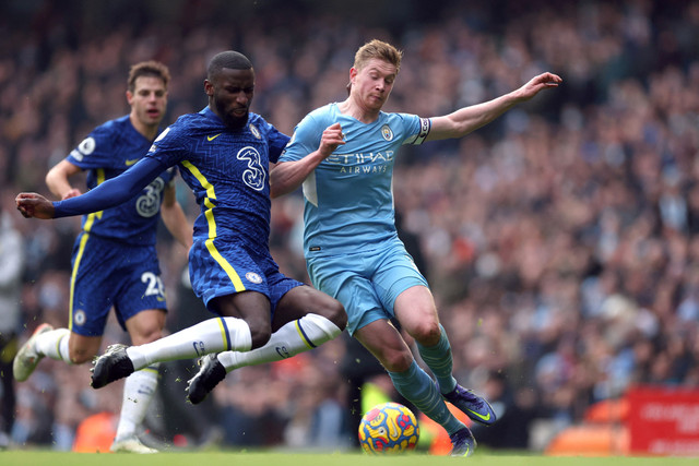 Pemain Manchester City Kevin De Bruyne berebut bola dengan pemain Chelsea Antonio Rudiger pada pertandingan lanjutan Liga Inggris di Stadion Etihad, Manchester, Inggris. Foto: Carl Recine/REUTERS