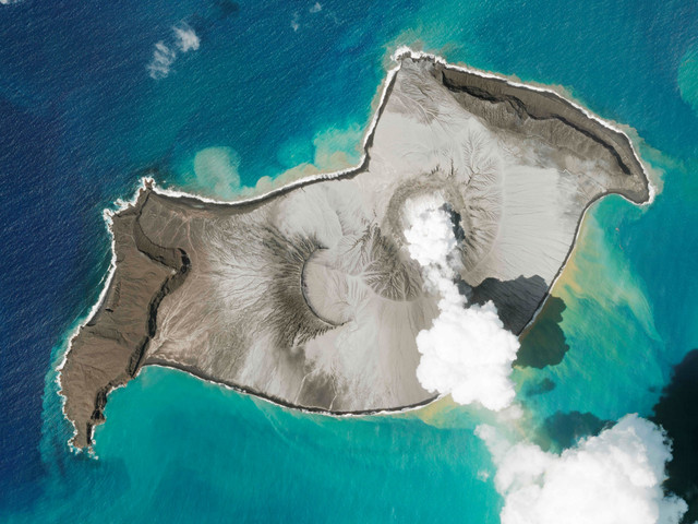 Gambar satelit sebuah pulau yang diciptakan oleh gunung berapi bawah laut Hunga Tonga Hunga Ha'apai terlihat pada 7 Januari 2022. Foto: Planet Labs PBC via AP