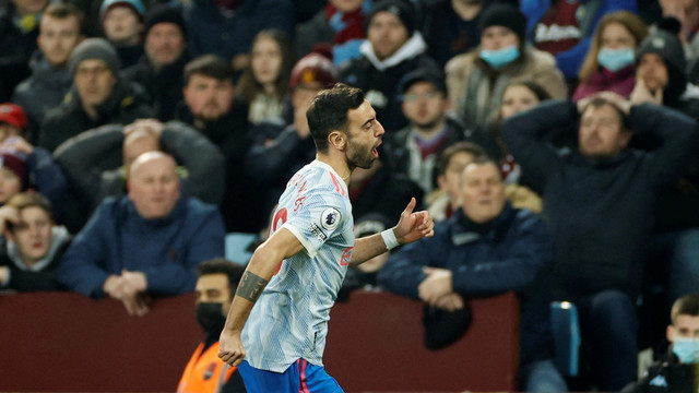 Pemain Manchester United Bruno Fernandes berselebrasi usai mencetak gol ke gawang Aston Villa di Stadion Villa Park, Birmingham, Inggris, Sabtu (15/1/2022). Foto: Action Images via Reuters/John Sibley