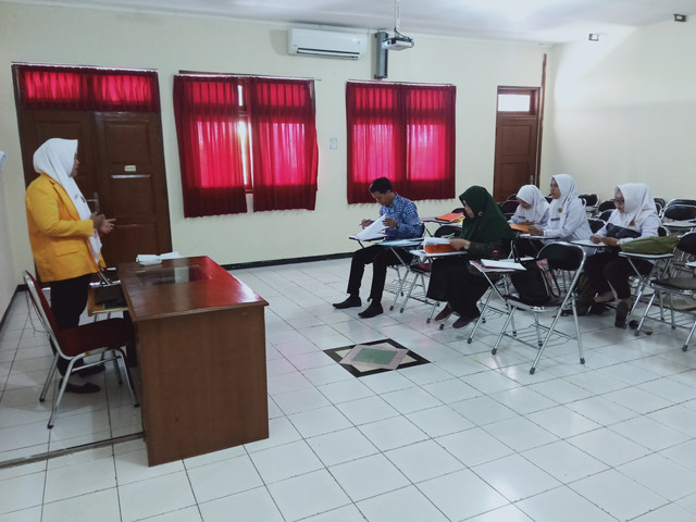 Dosen Spesialis Medikal Bedah "Prima Trisna Aji" ketika menguji mahasiswa Akhir Karya Tulis Ilmiah