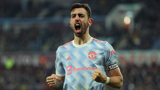 Pemain Manchester United Bruno Fernandes berselebrasi usai mencetak gol kedua ke gawang Aston Villa di Stadion Villa Park, Birmingham, Inggris, Sabtu (15/1/2022). Foto: Ian Walton/REUTERS