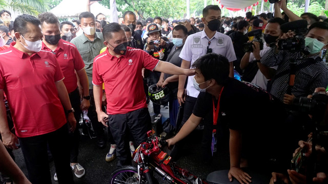 Kapolda Metro Jaya Irjen Fadil Imran, dan Ketua IMI Bamsoet melihat motor milik peserta lomba. Foto: Iqbal Firdaus/kumparan