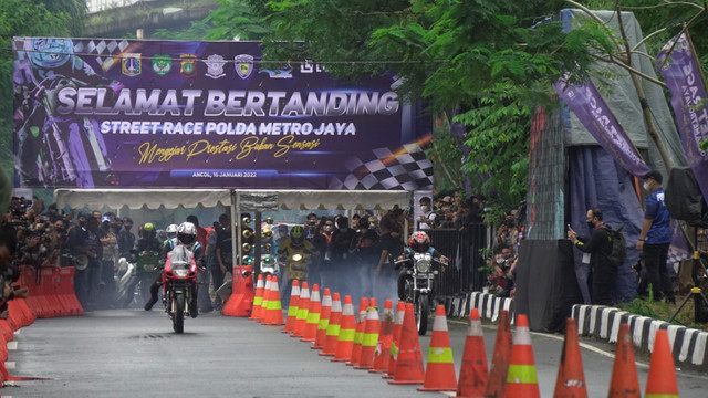 Suasana Street Race Polda Metro Jaya di Jalan Kali Inspeksi, Ancol, Jakarta Utara, Minggu (16/1). Foto: Iqbal Firdaus/kumparan