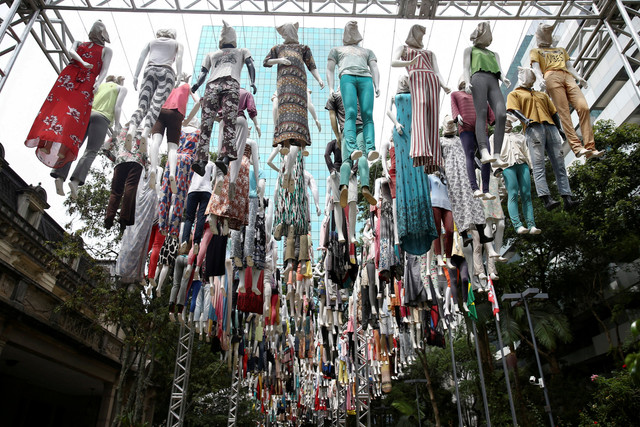 Sebuah instalasi seni bernama "Renascimento" (Kelahiran Kembali) yang menggantung 365 maneken untuk menghormati korban COVID-19 di Casa das Rosas, di Sao Paulo, Brasil. Foto: Carla Carniel/REUTERS