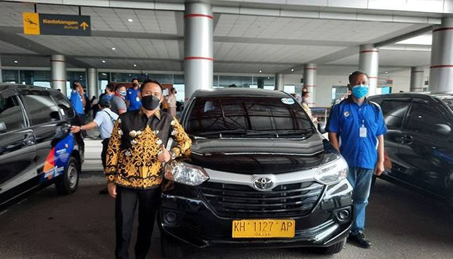 Wali Kota Palangka Raya Fairid Naparin saat berpose di sejumlah unit taxi Bandara usai peresmian beberapa waktu lalu.