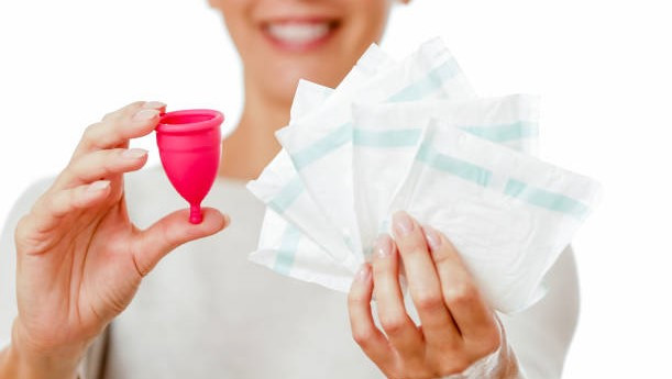 Gambar menstrual cup dan pembalut sekali pakai, source: https://media.istockphoto.com/photos/menstrual-cup-as-a-convenient-alternative-picture-id1160193072?k=20&m=1160193072&s=612x612&w=0&h=HR7SS7jMMLn268vCuIyEc401DIWZtKk4KiEfuYeTZtc=
