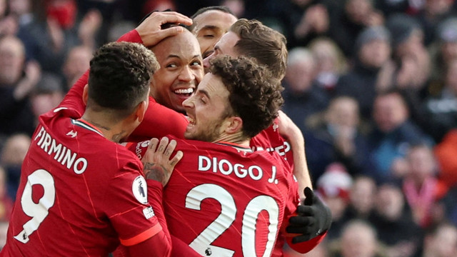 Pemain Liverpool Fabinho merayakan gol pertama mereka dengan Diogo Jota, Roberto Firmino dan rekan satu tim, di Stadion Anfield, Liverpool, Inggris, Minggu (16/1/2022). Foto: Phil Noble/REUTERS