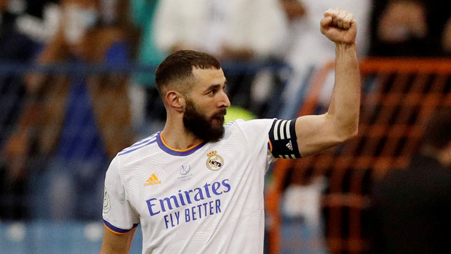 Pemain Real Madrid Karim Benzema berselebrasi usai mencetak gol kedua ke gawang Athletic Bilbao di King Fahd International Stadium, Riyadh, Saudia Arabia, Minggu (16/1). Foto: Albert Gea/REUTERS